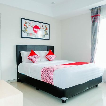 Oyo 696 Hasanah Guest House Syariah De Saphire Malang Exteriör bild