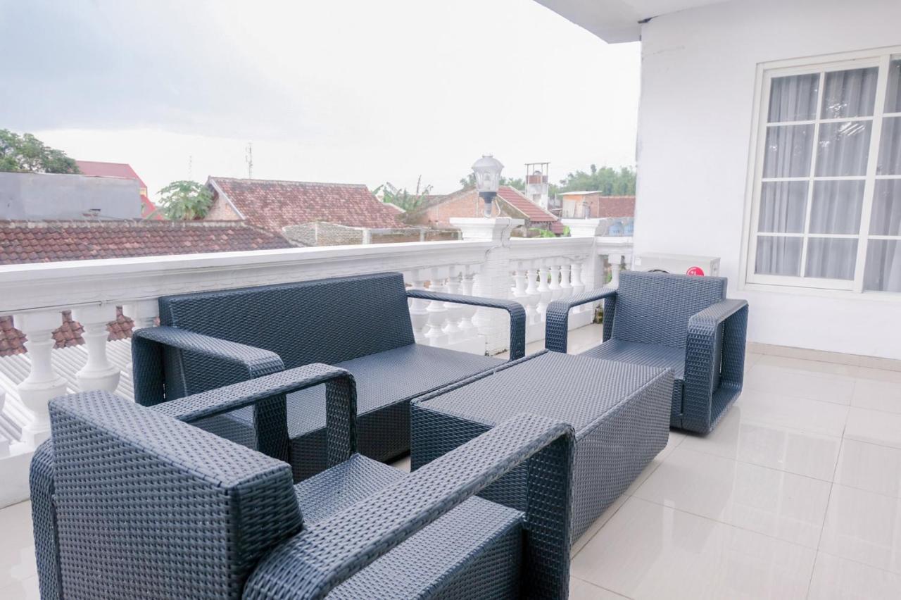 Oyo 696 Hasanah Guest House Syariah De Saphire Malang Exteriör bild