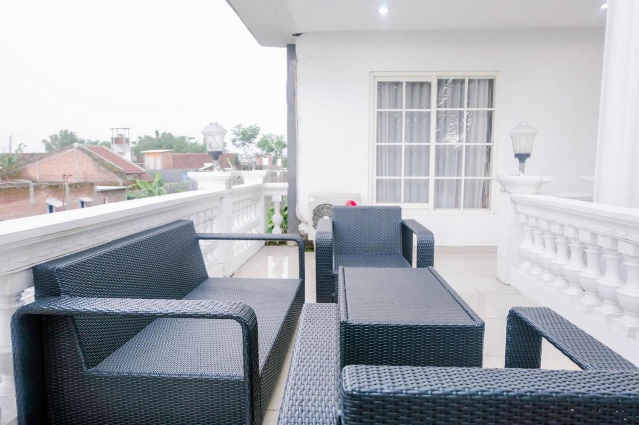 Oyo 696 Hasanah Guest House Syariah De Saphire Malang Exteriör bild
