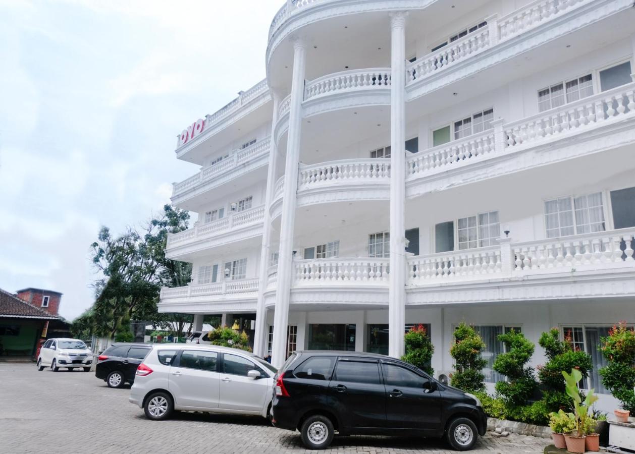 Oyo 696 Hasanah Guest House Syariah De Saphire Malang Exteriör bild