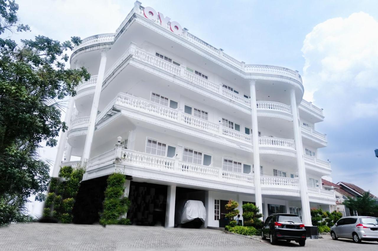 Oyo 696 Hasanah Guest House Syariah De Saphire Malang Exteriör bild