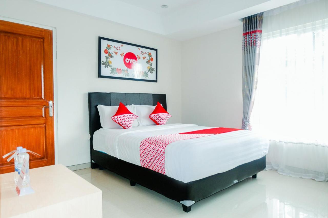 Oyo 696 Hasanah Guest House Syariah De Saphire Malang Exteriör bild