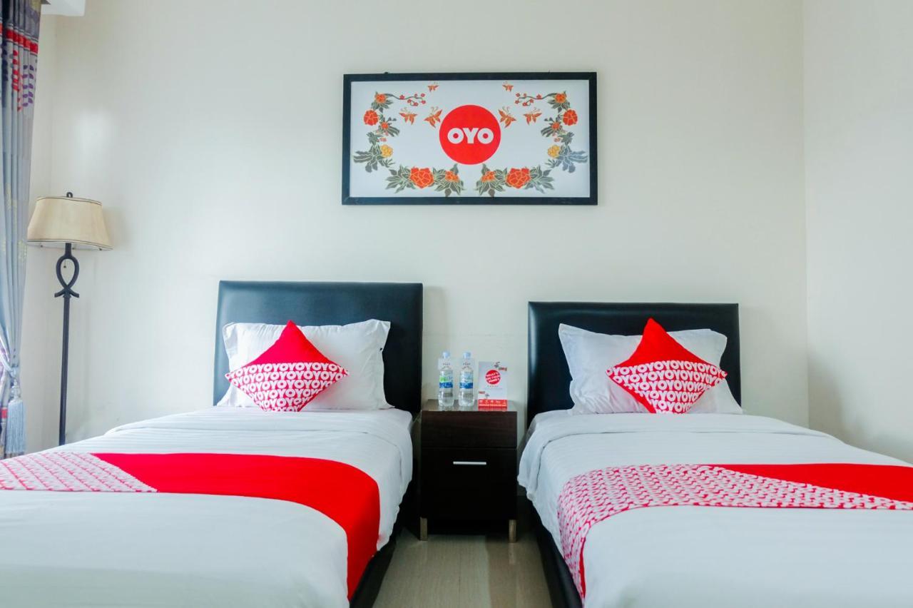 Oyo 696 Hasanah Guest House Syariah De Saphire Malang Exteriör bild