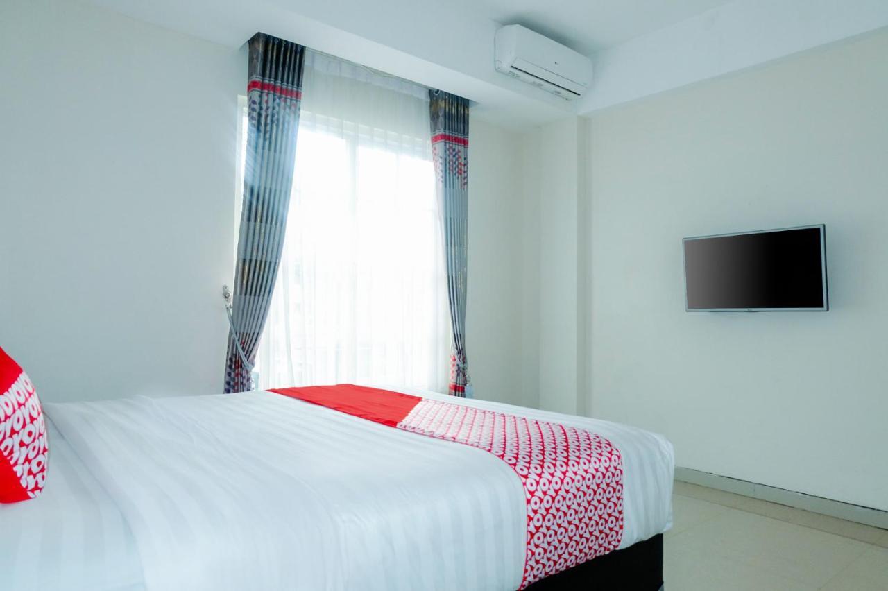 Oyo 696 Hasanah Guest House Syariah De Saphire Malang Exteriör bild