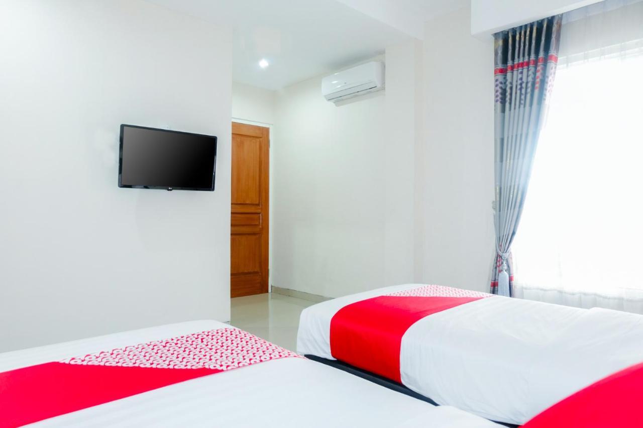 Oyo 696 Hasanah Guest House Syariah De Saphire Malang Exteriör bild