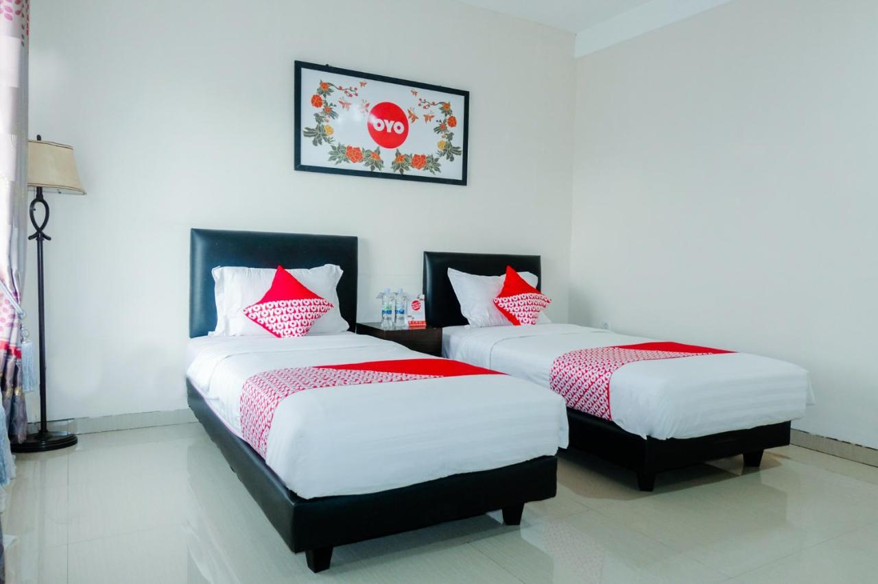 Oyo 696 Hasanah Guest House Syariah De Saphire Malang Exteriör bild