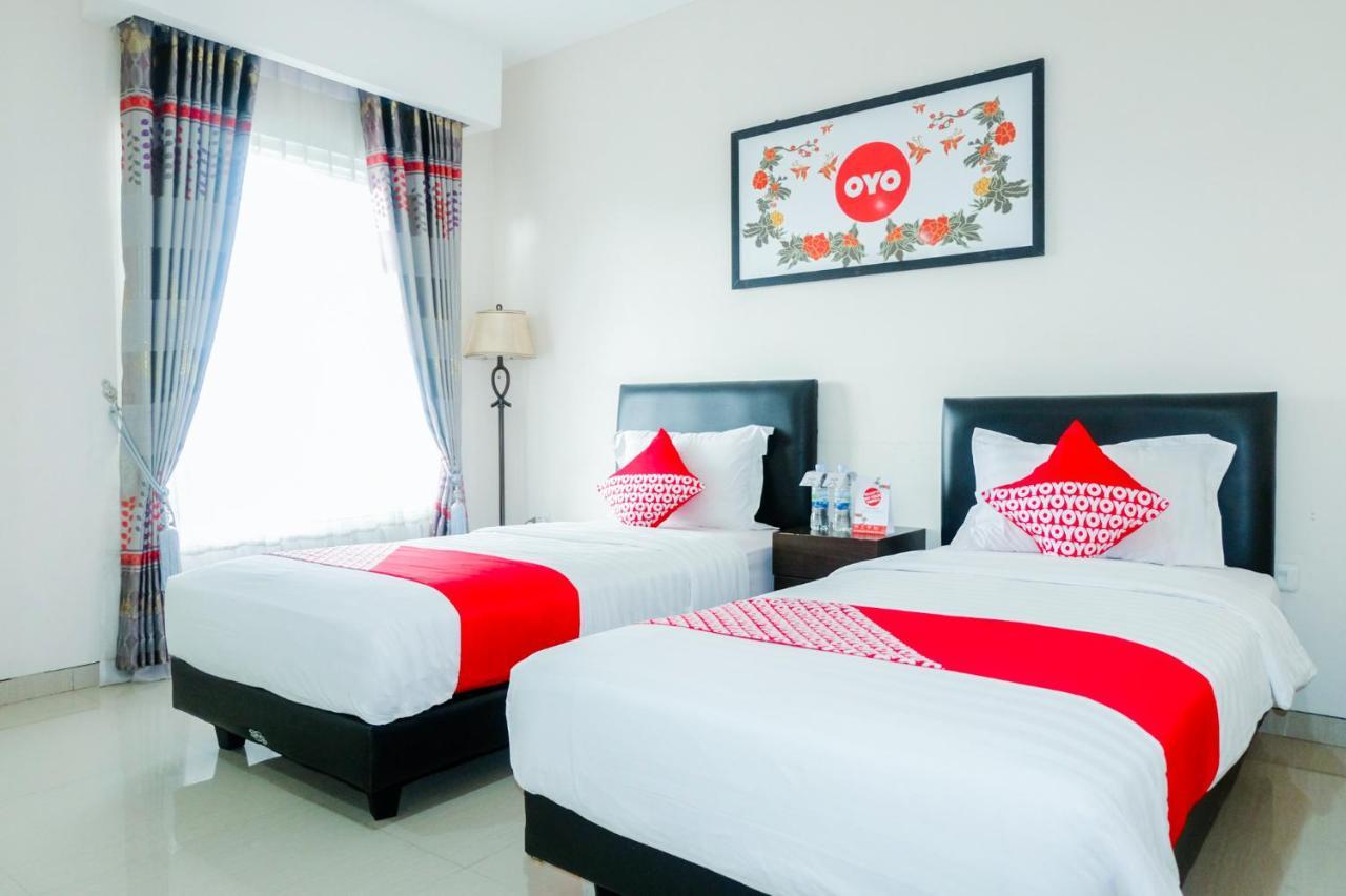 Oyo 696 Hasanah Guest House Syariah De Saphire Malang Exteriör bild