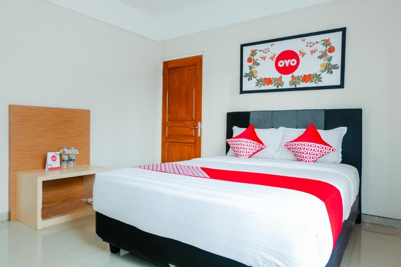 Oyo 696 Hasanah Guest House Syariah De Saphire Malang Exteriör bild