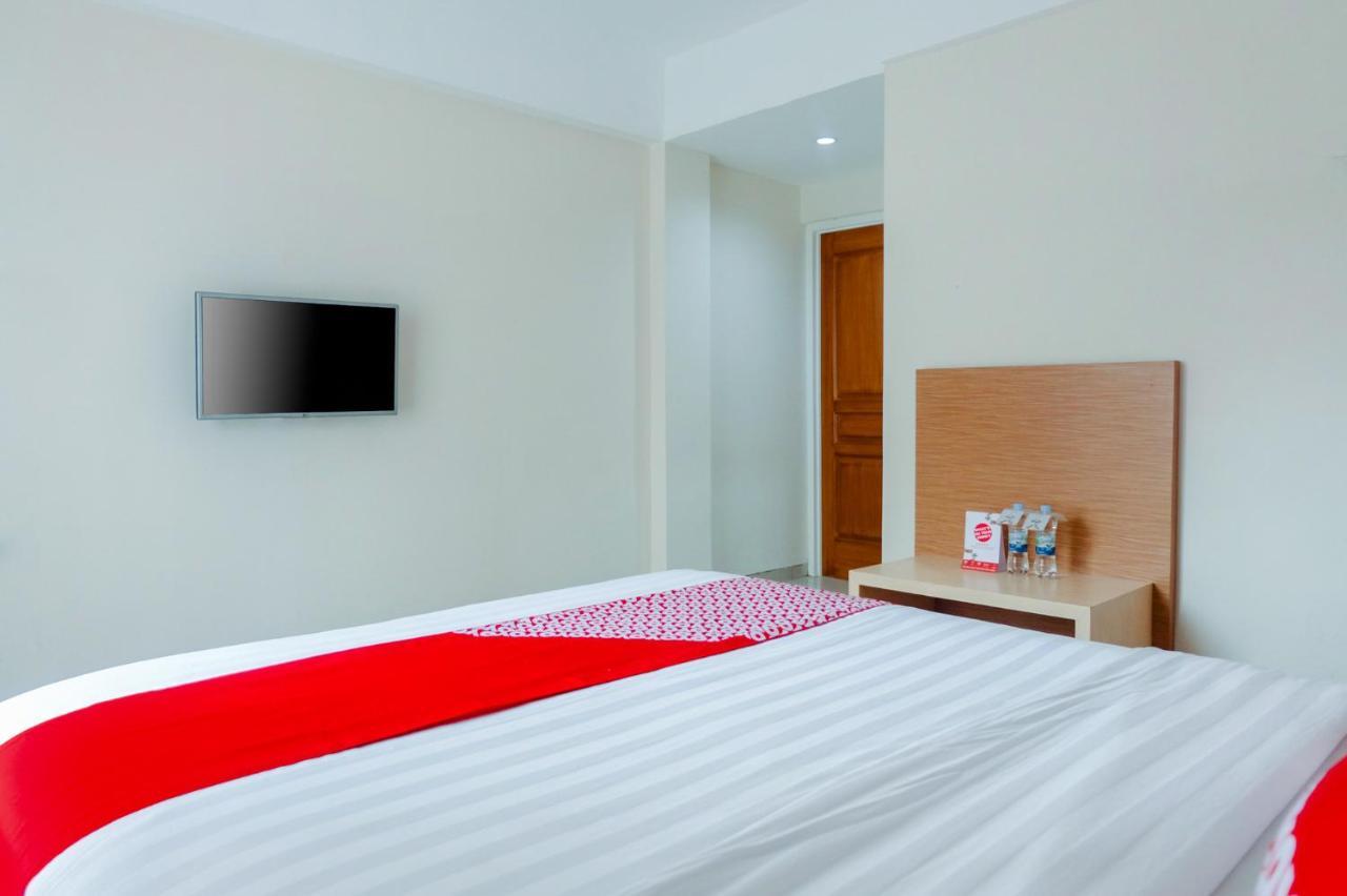 Oyo 696 Hasanah Guest House Syariah De Saphire Malang Exteriör bild