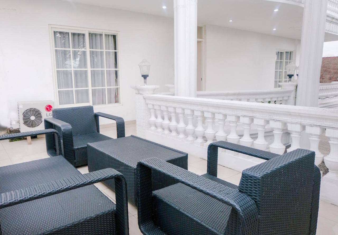Oyo 696 Hasanah Guest House Syariah De Saphire Malang Exteriör bild