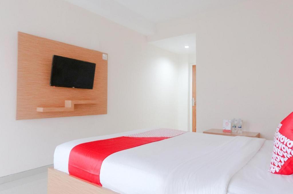 Oyo 696 Hasanah Guest House Syariah De Saphire Malang Exteriör bild